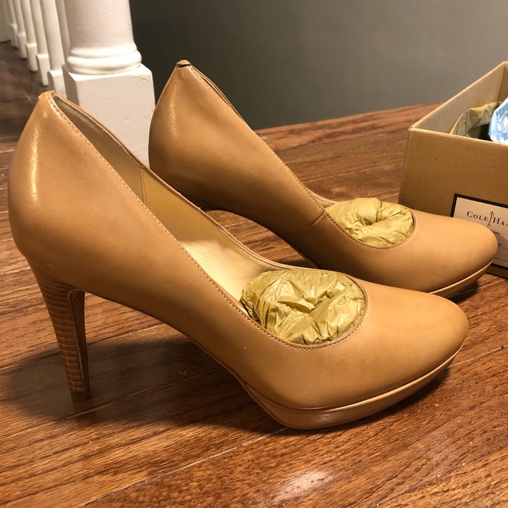 BRAND NEW in box Cole Haan Sandstone Chelsea Pump